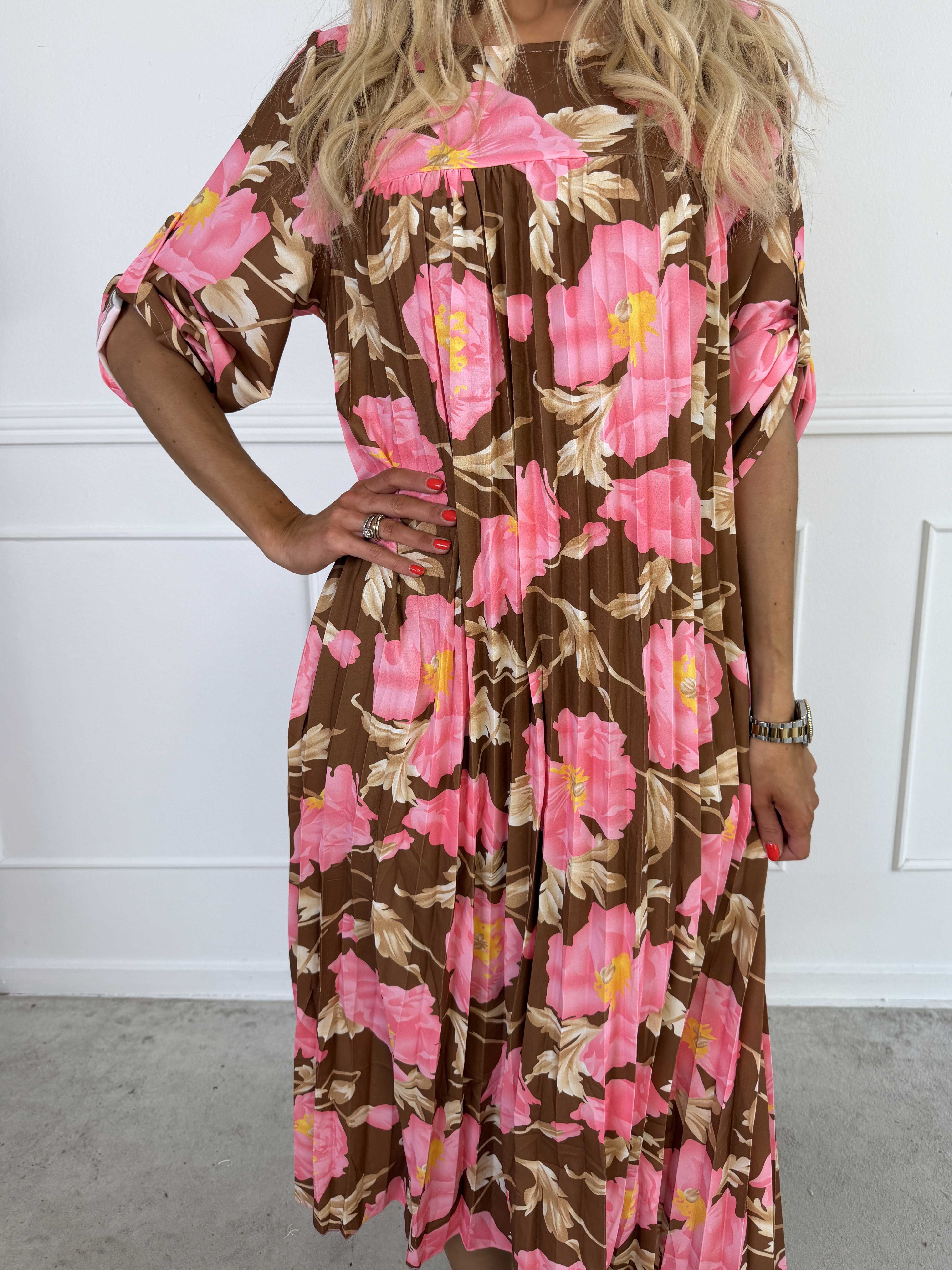 Nannie Botanic - Lang plisseret kjole med blomstermotiver